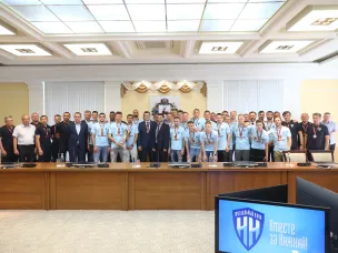 Глеб Никитин вручил медали первенства ФНЛ футболистам ФК  «Нижний Новгород»
