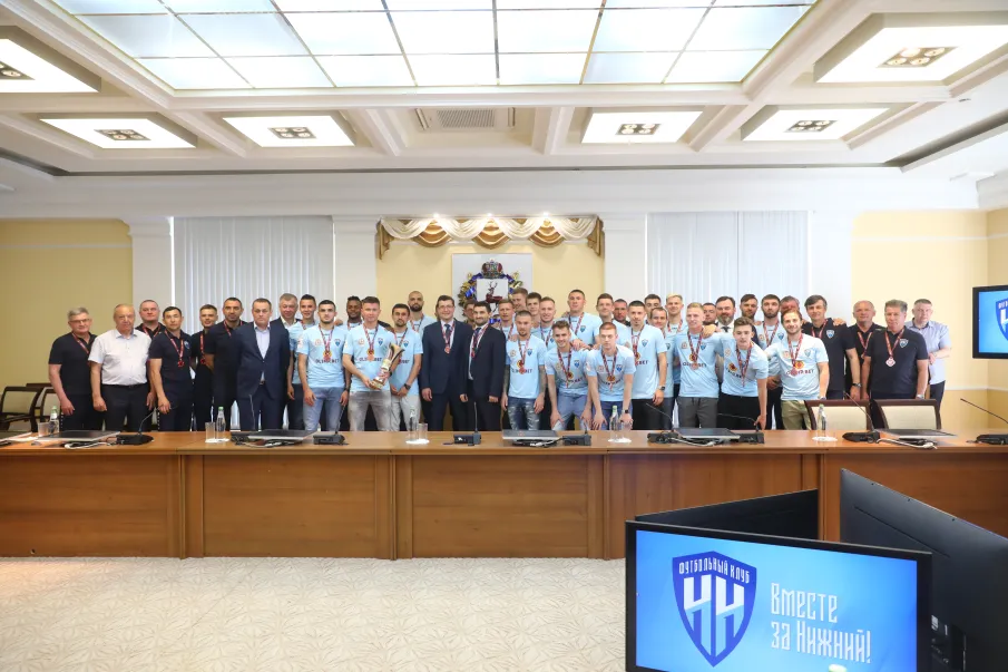 Глеб Никитин вручил медали первенства ФНЛ футболистам ФК  «Нижний Новгород»