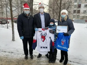 Глеб Никитин подарил аэрохоккей 7-летнему Михаилу Шлоссеру — участнику акции «Елка желаний»